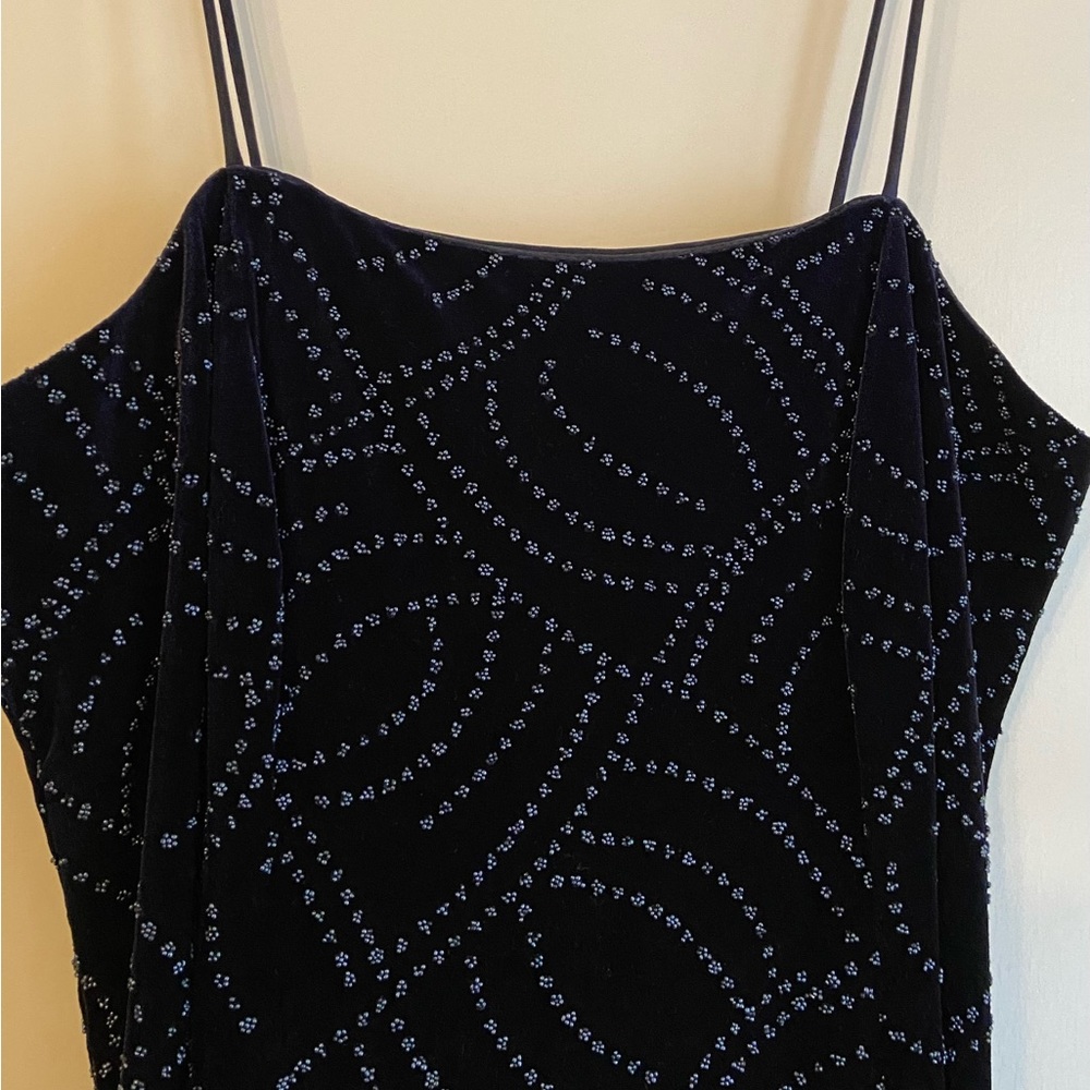 TWINKLING METALLIC-LIKE ACCENTS. CLASSY NAVY VELVET GOWN Size 5-6.
